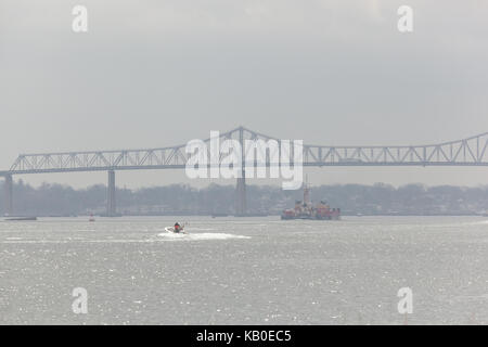 SEWAREN, NEW JERSEY, April 5, 2017: Der outerbridge Crossing, Anschluss von Perth Amboy mit Staten Island, ist von Alvin S. Williams Memorial Pa gesehen Stockfoto