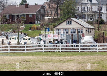 SEWAREN, NEW JERSEY, April 5, 2017: Dockside Köder und Bekämpfen und Cliffside Marina sind sichtbar von Alvin S. Williams Memorial Park. Stockfoto