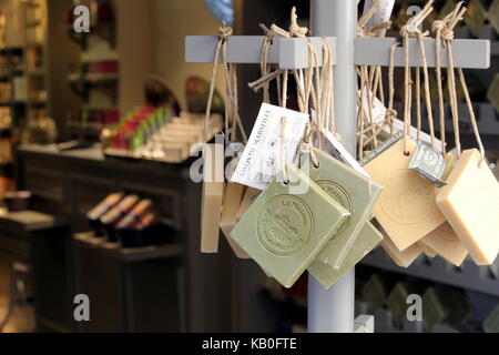 Spezialist französische Seife von der Avon de Marseille" hängend an einem Rack im Verkauf in einer Parfümerie gemacht