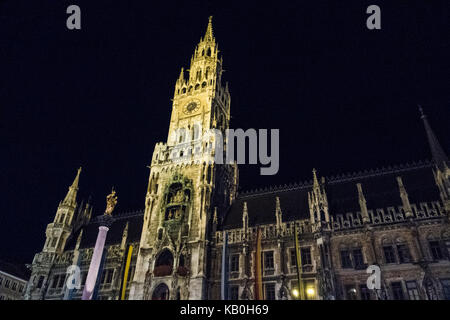 St Peter's Church Clock Tower landmark in München Deutschland Oktoberfest Stockfoto