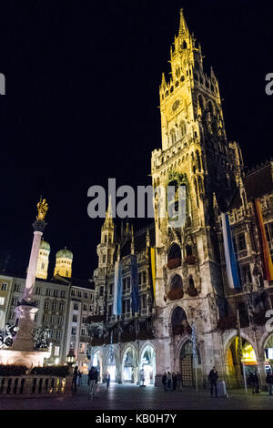 St Peter's Church Clock Tower landmark in München Deutschland Oktoberfest Stockfoto