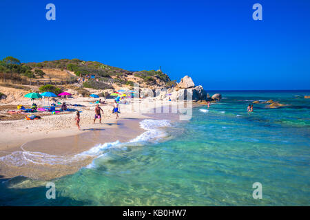 COSTA REI, Sardinien - August 2017 - Spaggia di Santa Giusta strand mit berühmten Peppino rock mit azurblauem Wasser, Costa Rei, Sardinien, Italien. Sardini Stockfoto