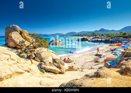 COSTA REI, Sardinien - August 2017 - Spaggia di Santa Giusta strand mit berühmten Peppino rock mit azurblauem Wasser, Costa Rei, Sardinien, Italien. Sardini Stockfoto