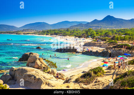 COSTA REI, Sardinien - August 2017 - Spaggia di Santa Giusta strand mit berühmten Peppino rock mit azurblauem Wasser, Costa Rei, Sardinien, Italien. Sardini Stockfoto