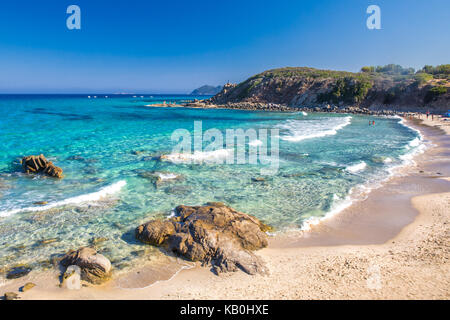 Spaggia di Santa Giusta strand mit azurblauem Wasser, Costa Rei, Sardinien, Italien. Sardinien ist die zweitgrößte Insel im Mittelmeer. Stockfoto