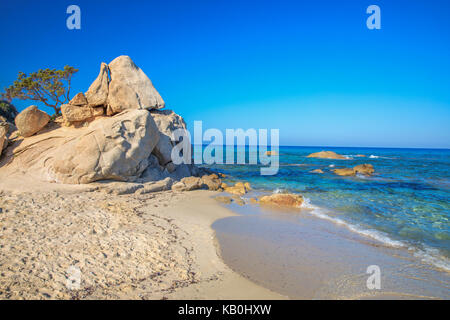 Spaggia di Santa Giusta strand mit berühmten Peppino rock mit azurblauem Wasser, Costa Rei, Sardinien, Italien. Sardinien ist die zweitgrößte Insel im Th Stockfoto