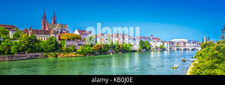 Altstadt von Basel mit Munster Dom und der Rhein, der Schweiz, in Europa. Basel ist eine Stadt im Nordwesten der Schweiz am Fluss Rhi Stockfoto