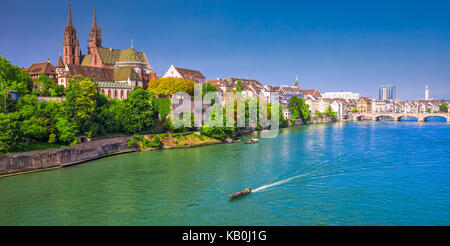 Altstadt von Basel mit Munster Dom und der Rhein, der Schweiz, in Europa. Basel ist eine Stadt im Nordwesten der Schweiz am Fluss Rhi Stockfoto