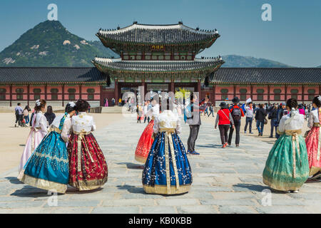 Koreanischen Damen in traditioneller Kleidung an der Gyeongbokgung Palast in Seoul, Südkorea, Asien. Stockfoto