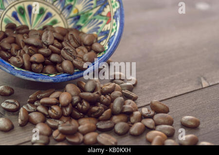 Kaffeebohnen in der Schüssel Stockfoto