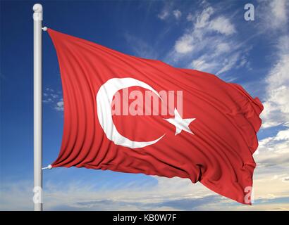 Wehende Flagge der Türkei am Fahnenmast, blauer Himmel. Stockfoto