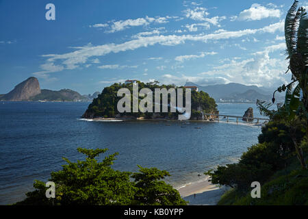 Boa Viagem Beach, Boa Viagem Island, Niteroi, Guanabara Bay und Zuckerhut Mountain, Rio de Janeiro, Brasilien, Südamerika Stockfoto