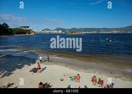 Boa Viagem Beach und Nitreói Contemporary Art Museum, Niteroi, Rio de Janeiro, Brasilien, Südamerika Stockfoto