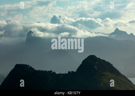 Blick über die Guanabara Bucht zu Christus dem Erlöser in den Wolken auf dem Corcovado, Rio de Janeiro, Brasilien, Südamerika Stockfoto