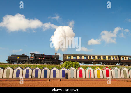 Strandhütten, Dampfzug Eisenbahn am meer sommer in Paignton Stockfoto