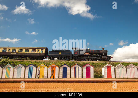 Strandhütten, Dampfzug Eisenbahn am meer sommer in Paignton Stockfoto