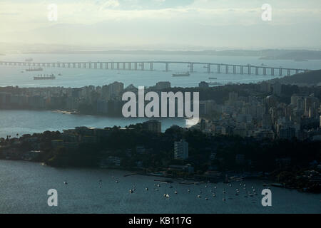 Niteroi City und Präsident Costa e Silva Brücke über Guanabara Bay zwischen Niteroi und Rio de Janeiro, Brasilien, Südamerika Stockfoto