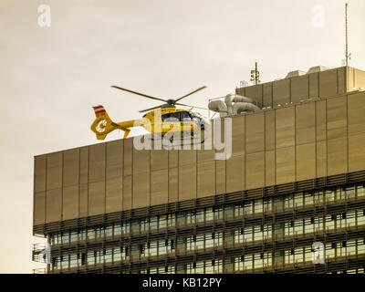 Österreichische Rettungs Hubschrauber Landung in Wien im Krankenhaus, Wien Österreich 1. Oktober 2014 Stockfoto