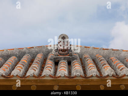 Shisa Lion auf traditionellen Ziegeldach das Haus von den bösen Geistern zu schützen, yaeyama Taketomi Inseln, Island, Japan Stockfoto