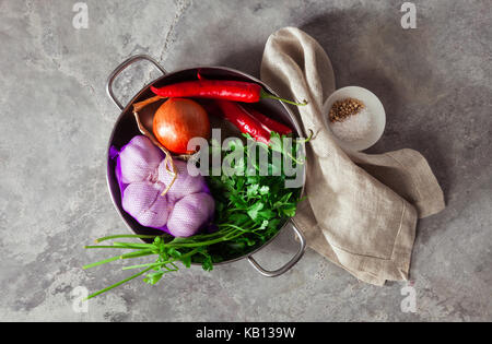 Zutaten zum Kochen Pilze auf schneidebrett am grauen Stein Hintergrund Stockfoto