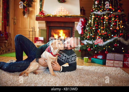 Mann mit schöner Hund Spaß auf Weihnachten Stockfoto