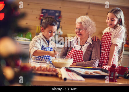 Backen Weihnachten Kekse mit Großmutter auf Weihnachten Stockfoto