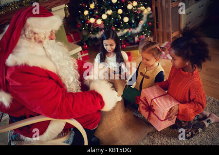 Real Santa Claus gibt präsentiert, Kindheit in der Weihnachtszeit Stockfoto