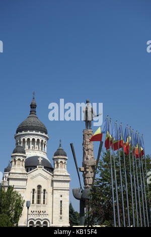 Die Statue von Avram Iancu umgeben von rumänischen Flaggen in der Nähe der orthodoxen Kathedrale von Cluj Napoca Stockfoto