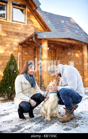 Liebe zwischen Hund und Halter outdoor Stockfoto