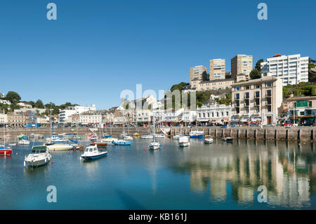 Der innere Hafen und Jachthafen in Torquay, Devon, UK an einem sonnigen Sommer mit blauem Himmel. Meeresfrüchte Küste, englische Riviera, Stockfoto