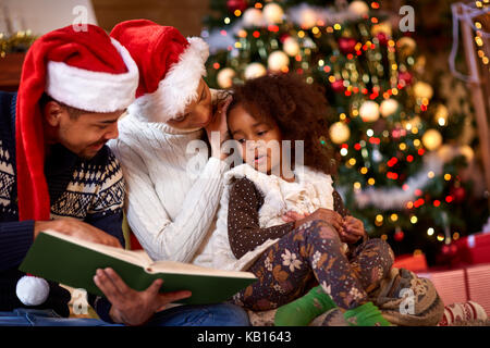 Afro-amerikanische junge Familie Zeit miteinander zu verbringen für Weihnachten Stockfoto