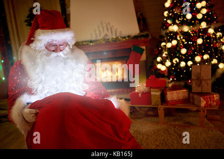 Traditionelle Santa Claus mit großen roten Sack voll Weihnachtszauber Stockfoto