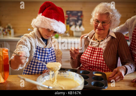 Junge Plätzchen backen mit Oma auf Weihnachten Stockfoto