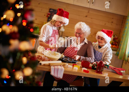 Plätzchen backen mit Oma auf Weihnachten Stockfoto