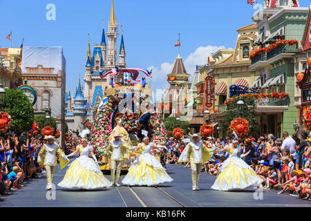Walt Disney's Magic Kingdom Theme Park, mit dem Märchenschloss, Orlando, Florida, USA, und das Märchen Parade" Karneval der Fantasy' Stockfoto