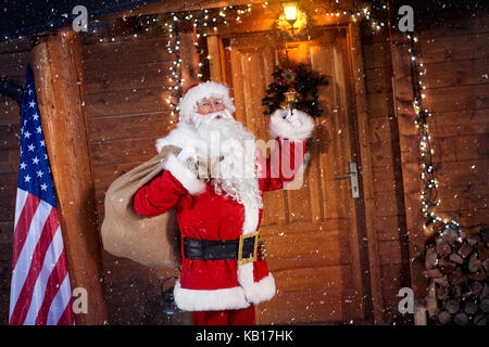 Real Santa Claus Klingeln einer Glocke, Konzept kommen Weihnachten Stockfoto