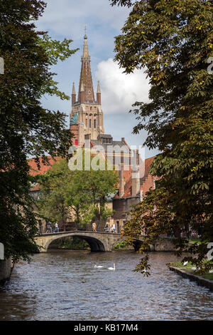 Blick vom Begijnhof in Richtung der Kirche Unserer Lieben Frau in der historischen Stadt Brügge in Belgien. Die Innenstadt ist Weltkulturerbe der UNESCO. Stockfoto