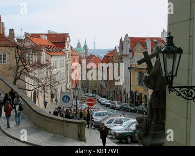 Auf der Suche Nerudova auf der Kuppel der Kirche von St. Nicholas von Radnicke Schritte in der Nähe der Burg, Malá Strana, Prag Stockfoto