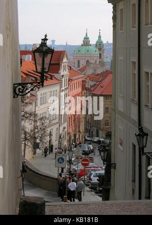 Blick über Radnické schody (Radnickettreppe) nach Nerudova und die Kuppel der Kirche des heiligen Nikolaus, Malá Strana, Prag, Tschechische Republik Stockfoto