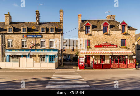 SAINTE MARIE DU MONT - APRIL 5: Straße und alten Gebäude am 5. April 2015 in Sainte Marie du Mont, der Manche, Normandie, Frankreich Stockfoto