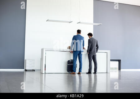 Junge Unternehmer Check-in am Flughafen Empfang Stockfoto