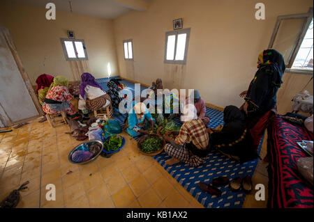 Frauen prepars eine Mahlzeit in Fes, Marokko Stockfoto