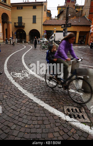 Eine allgemeine Ansicht eines Radfahrers in Bologna in Italien. Aus einer Serie von Fotos in Italien. foto Datum: Dienstag, 19. September 2017. Photo credit sollte Stockfoto