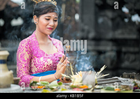 Junge Balinesischen Frau zu beten in Hindu Tempel Stockfoto