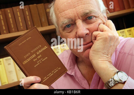 Sir Tim Rice mit seiner Sammlung der wisden Almanach an seinem Haus in Cornwall. Stockfoto