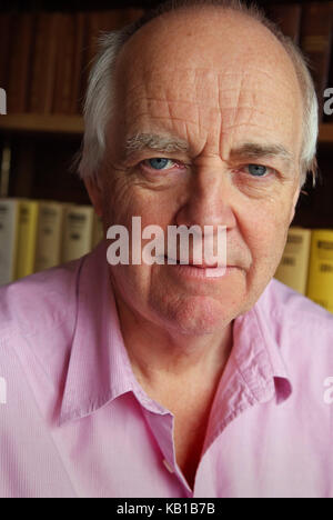 Sir Tim Rice mit seiner Sammlung der wisden Almanach an seinem Haus in Cornwall. Stockfoto