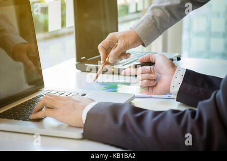 Zwei Geschäftsleute suchen im Bericht und in der Diskussion in Office.Business Konzept. Stockfoto