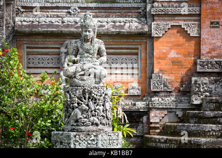 Statuen und Schnitzereien, Dämonen, Götter und balinesischen mythologischen Gottheiten Stockfoto