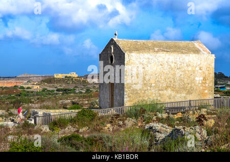 Eine Frau in der Kapelle der hl. Maria Magdalena, im 17. Jahrhundert gebaut, in dingli, Malta Stockfoto