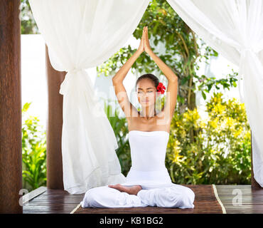 Junge Frau yoga außerhalb Tun in natürlicher Umgebung Stockfoto